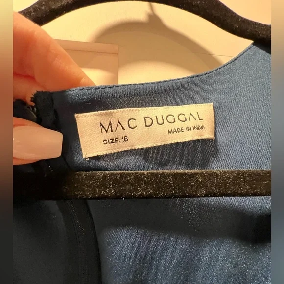 NWT Mac Duggal Mesh Long Sleeve V-Neck Tiered A Line Gown Size 16 Navy Twilight - Picture 6 of 8